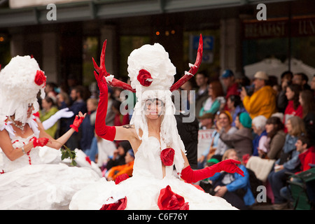 Ice Queens di Ukon Julha in estate Solstice Parade Foto Stock