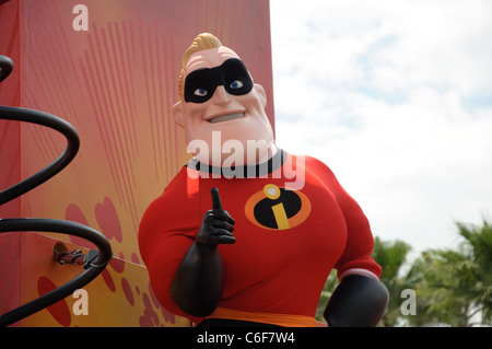 Mr Incredibile il Walt Disney World Resort pixar pals conto alla rovescia per la parata di divertimento studios di Hollywood Foto Stock