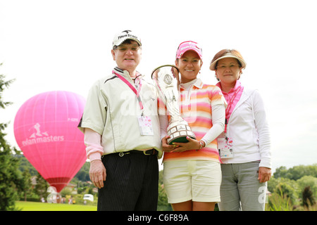 Golf : Ai Miyazato (JPN) celebra con il trofeo e la sua famiglia, padre Masaru e madre Toyoko dopo l'Evian Masters. Foto Stock