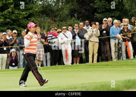 Golf : Ai Miyazato (JPN) celebra un putt come JLPGA presidente Hiromi Kobayashi guarda su durante la finale di Evian Masters. Foto Stock