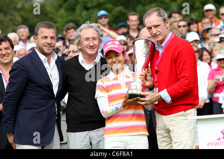 Golf : Ai Miyazato (JPN) pone con il trofeo per l'Evian Masters. Foto Stock