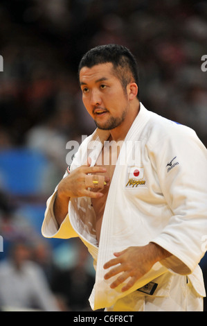 Keiji Suzuki (JPN) esecuzione per il mondo dei campionati di Judo Parigi 2011. Foto Stock