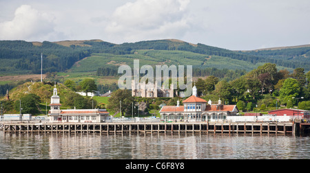 Il Molo Vecchio a Dunoon. L'attraente edificio di centro-destra è stata costruita nel1895. Dunoon Castle Museum (costruito 1822) è in centro. Foto Stock