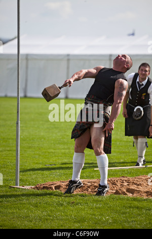 Atleta pesante gettando una 56libbre di peso per altezza sopra un bar mentre a competere in eventi pesanti. Cowal Highland Gathering 2011 Foto Stock