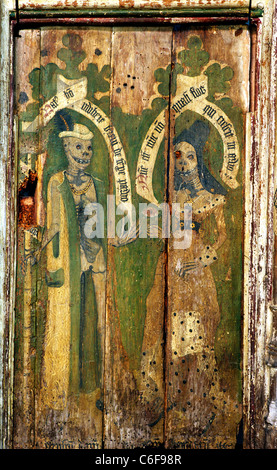 Sparham, Norfolk. Rood Screen, danza di morte, danza macabra, maschio e femmina di scheletri di scheletro testi di scorrere Foto Stock