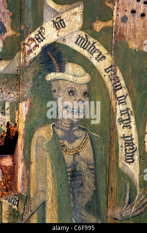 Sparham, Norfolk. Rood Screen, danza di morte dettaglio, lo scheletro maschile, testo di scorrere dal libro di Giobbe danza macabra medievale Foto Stock