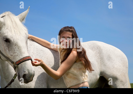 Portraite di attraente ragazza con cavallo. outdoor shot Foto Stock