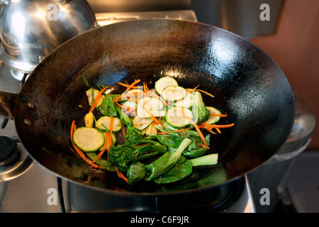 Lo stile orientale di mescolare verdure fritte, Londra Foto Stock