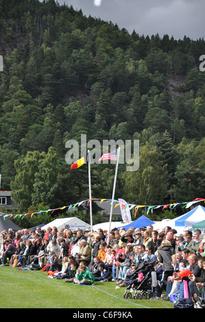 Di fronte alla folla 2011 Ballater Higland Games, Ballater, Royal Deeside, Aberdeenshire, Scotland, Regno Unito Foto Stock