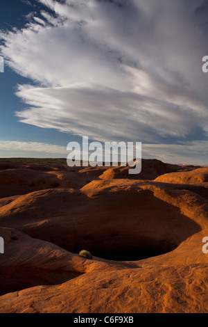 Buche presso il Dance Hall Rock, al tramonto - Grand Staircase-Escalante monumento nazionale, Utah Foto Stock