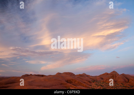 Buche presso il Dance Hall Rock, al tramonto - Grand Staircase-Escalante monumento nazionale, Utah Foto Stock