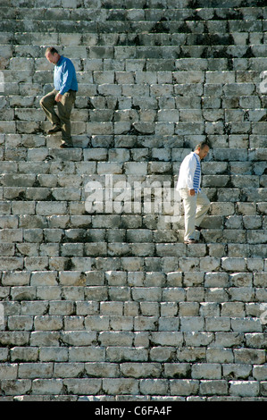 Presidente Felipe Calderon del Messico tours Chichen Itza con Peter Greenberg Foto Stock