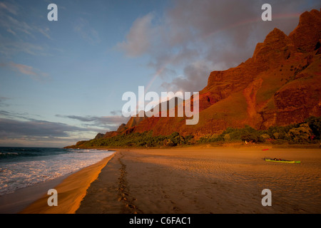 Sunset, Rainbow, Kalalau Beach, Costa Napali, Kauai, Hawaii Foto Stock