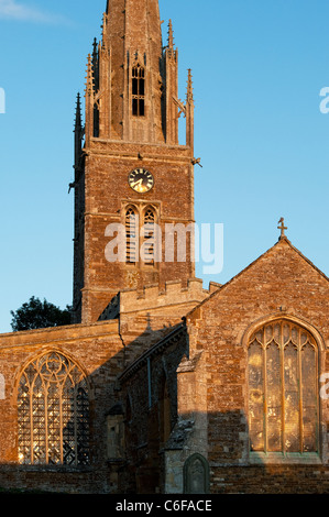 San Pietro e san Paolo la Chiesa all'alba. Kings Sutton, Nr Banbury, Northamptonshire, Inghilterra Foto Stock