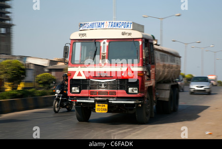 Tata carrello accelerando lungo la strada a Mumbai Foto Stock