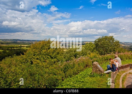 Una famiglia guardando a nord dal punto di vista a Duncton a sud verso il basso nel West Sussex, in Inghilterra, Regno Unito Foto Stock