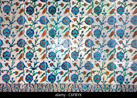 Design floreale su un vecchio stile ottomano Iznik piastrelle ad Istanbul in Turchia. Foto Stock