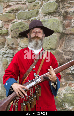 Musketman o Musketeer Fusilier con armi da fuoco di 17th secolo, gruppo di storia vivente che rienacing vita & tempi. L'unità di fanteria variava con costumi storici militari e civili alla rievocazione della guerra. Dragoon a Tutbury Castle, Derbyshire, Regno Unito Foto Stock