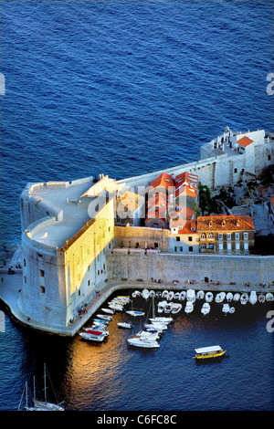 Dubrovnik, Croazia,mura,porto,centro storico,a tarda sera Foto Stock