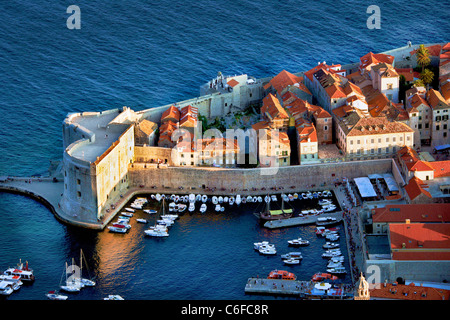 Dubrovnik, Croazia,mura,porto,centro storico,a tarda sera Foto Stock