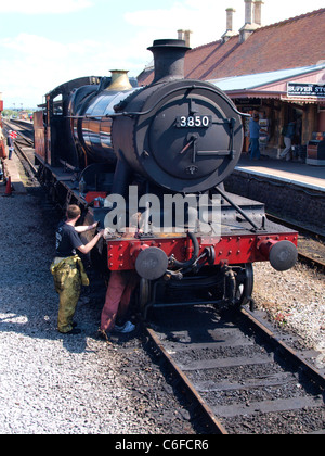 Due ingegneri che lavorano su un treno a vapore, Minehead Stazione, Somerset, Regno Unito Foto Stock