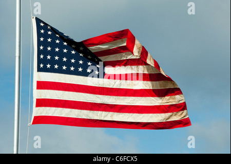 Bandiera americana su un pennone al vento Foto Stock