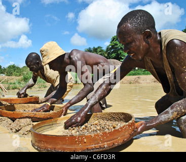 Sorridente diamond miner in Kono, Sierra Leone Foto Stock