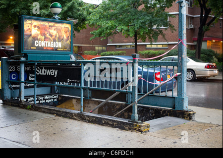 Una chiusa la stazione della metropolitana nel quartiere di Chelsea di New York in anticipo dell'arrivo dell'Uragano Irene Foto Stock