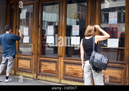 Acquirenti a trovare un Trader Joe's supermercato chiuso nel quartiere di Chelsea di New York Foto Stock