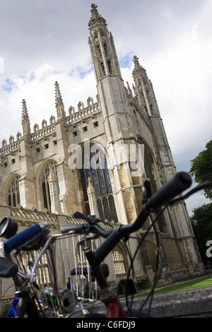 Biciclette parcheggiate appartenenti agli studenti del King's College di Cambridge. Foto Stock