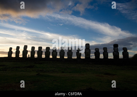 Ahu Tongariki con una presenza umana tra moais Rapa Nui Isola di Pasqua Cile Foto Stock