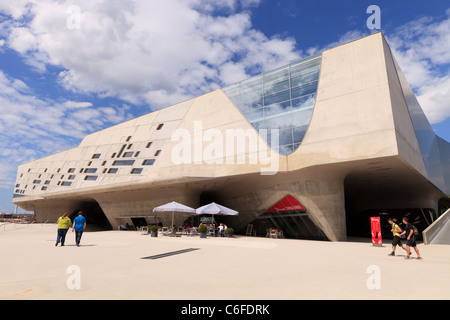 Il Phaeno Science Center a Wolfsburg, in Germania, progettato dall'architetto Zaha Hadid. Foto Stock