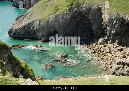 Guardando verso il basso in una delle molte baie vicino Lydstep in Galles Foto Stock