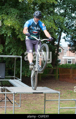 Stunt Bike Show da M.A.D nel giugno 2011 a Nowton Park, Bury St Edmunds, Regno Unito. Foto Stock