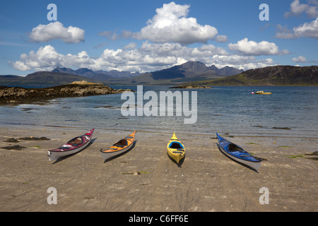Quattro kayak da mare sulla spiaggia di sabbia con il Loch Eishort e il Cuillin montagne in distanza, Isola di Skye, Scotland, Regno Unito Foto Stock