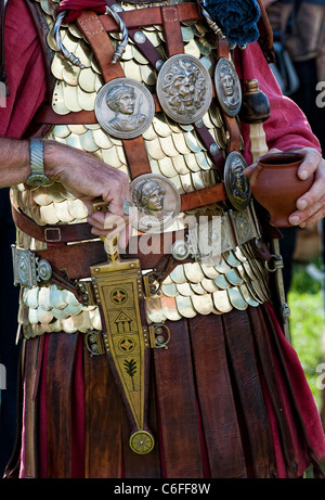 Il Legionario Centurion . Soldato Romano rievocazione . Uniformi e armi dettaglio Foto Stock