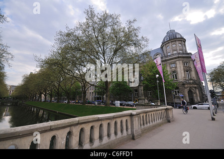 Königsallee (aka "Kö"). Famoso quartiere dello shopping tramite i suoi lussuosi negozi di moda. La città di Düsseldorf. Renania del Nord - Westfalia. Germania. Foto Stock