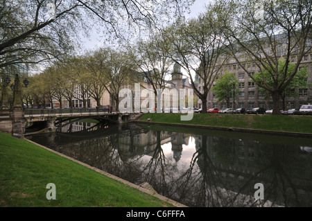 Königsallee (aka "Kö"). Famoso quartiere dello shopping tramite i suoi lussuosi negozi di moda. La città di Düsseldorf. Renania del Nord - Westfalia. Germania. Foto Stock