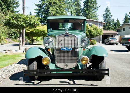 Vista frontale restaurato 1930 vintage Ford Modello una macchina parcheggiata nel contesto del vialetto suburbana strada bucolica Edmonds Washington Foto Stock