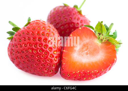 Chiudere fino a tre fragole su uno sfondo bianco. Foto Stock