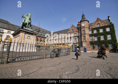 Il Municipio (XVI secolo) e il monumento a Johann Wilhelms II (Gabriel Grupello, 1711). Piazza del mercato. La città di Düsseldorf. Germania. Foto Stock