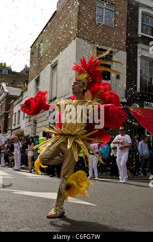 Interprete di danza al carnevale di Notting Hill Londra 2011 Inghilterra Gran Bretagna REGNO UNITO Foto Stock