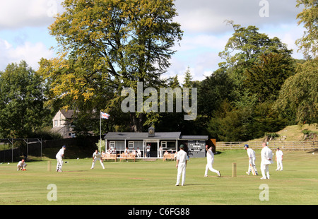 Un villaggio partita di cricket in Derbyshire Foto Stock