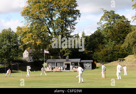 Un villaggio partita di cricket in Derbyshire Foto Stock