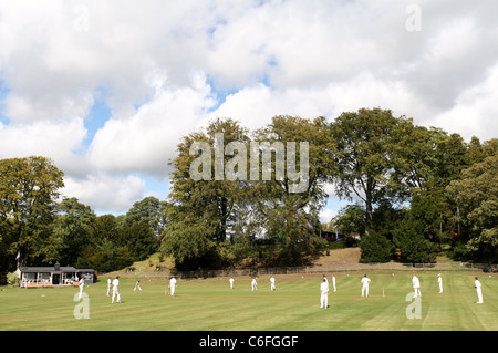 Un villaggio partita di cricket in Derbyshire Foto Stock