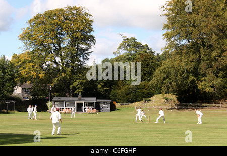 Un villaggio partita di cricket in Derbyshire Foto Stock