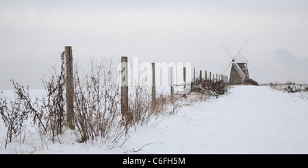 Un inverno nevoso pomeriggio al mulino a vento Halnaker nel South Downs National Park vicino a Chichester Foto Stock