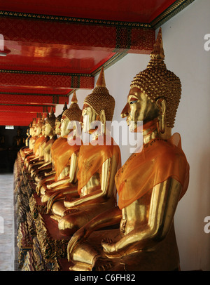 Fila di golden Buddha seduto in Wat Pho, Thailandia Foto Stock