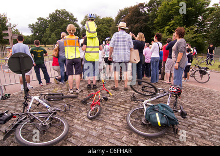Gli spettatori in Richmond Park incoraggia i partecipanti a Londra nel ciclo di Surrey classica gara. Foto Stock