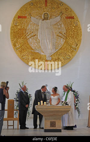 Cerimonia di matrimonio in chiesa moderna, Langley, Berkshire, Inghilterra, Regno Unito Foto Stock